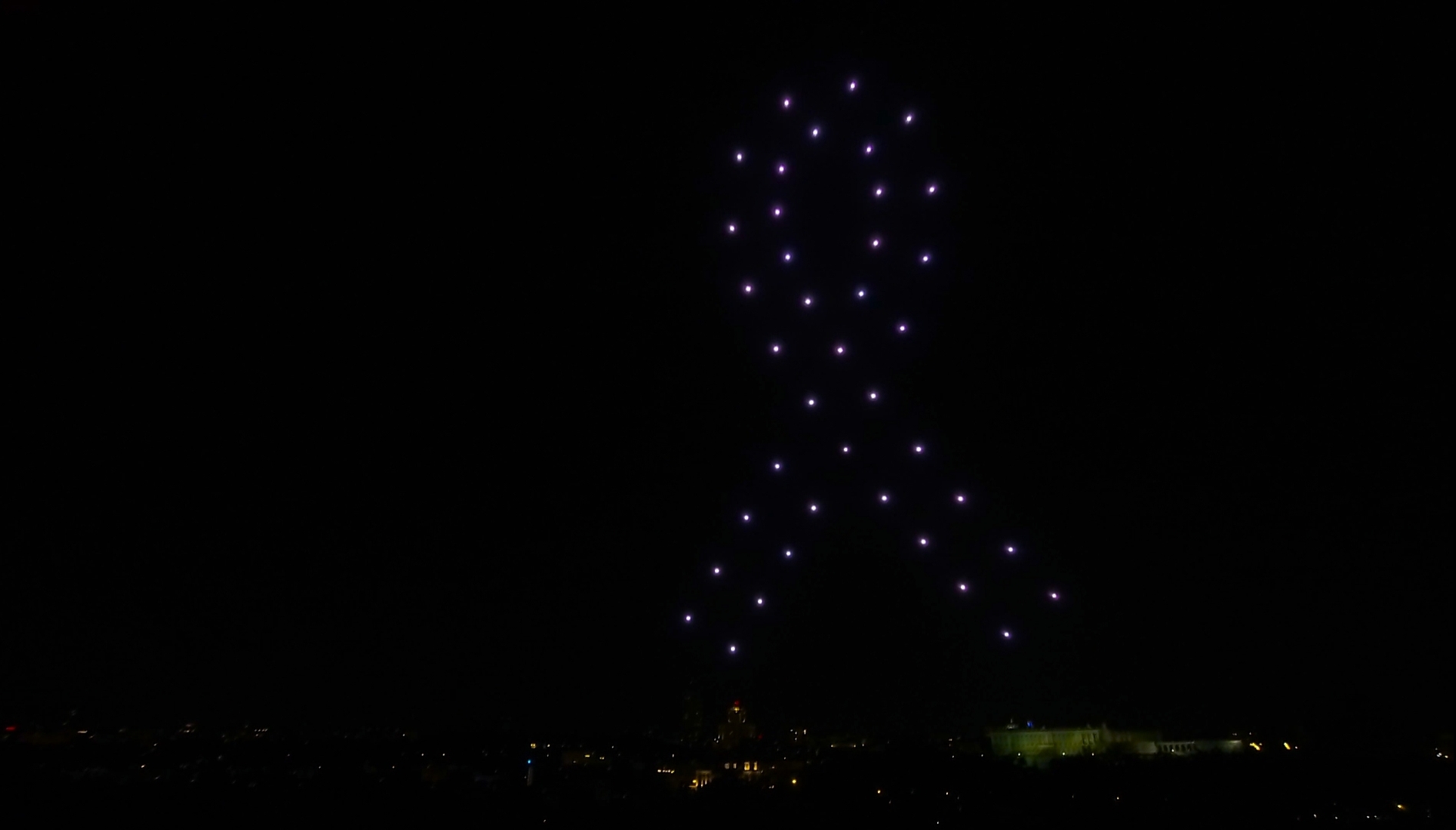 Primera coreograf&iacute;a de drones en Madrid en homenaje a las v&iacute;ctimas de la COVID-19